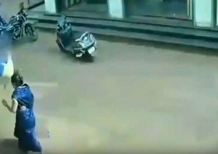 "خدع الموت".. طفل يسقط من الطابق الثالث على أسلاك كهرباء