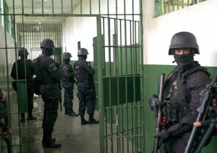 وحدات القمع في سجون الاحتلال تقتحم سجن إيشل