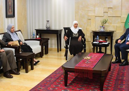 الحمد الله يستقبل عائلة الاسير ماهر يونس