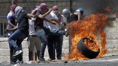 إصابات بمواجهات عنيفة مع الاحتلال في محيط مخيم شعفاط