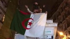 احتفالات في شوارع الجزائر بعد انسحاب بوتفليقة من الانتخابات