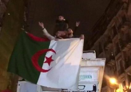 احتفالات في شوارع الجزائر بعد انسحاب بوتفليقة من الانتخابات