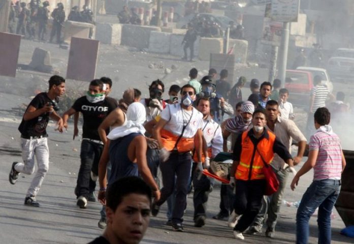 اصابة مواطن بعينه جراء اعتداء جنود الاحتلال عليه في الخليل