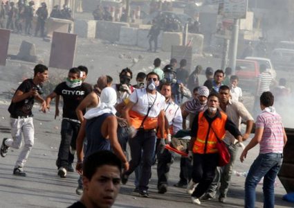 اصابة مواطن بعينه جراء اعتداء جنود الاحتلال عليه في الخليل