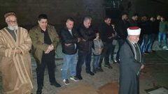 الاحتلال يواصل اغلاق الأقصى وأداء صلاة العشاء قبالة باب الأسباط