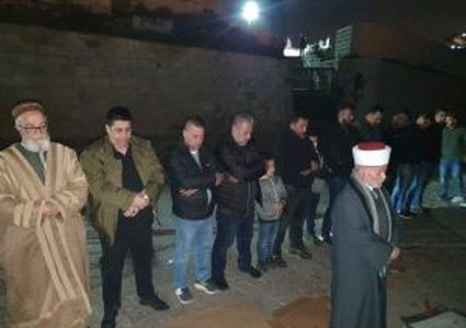 الاحتلال يواصل اغلاق الأقصى وأداء صلاة العشاء قبالة باب الأسباط