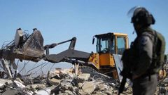 الاحتلال يهدم متجرًا في عكا