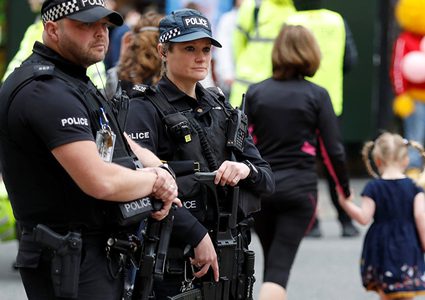 فتاة تطعن رجلا بسبب "التحديق بها"