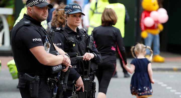 فتاة تطعن رجلا بسبب "التحديق بها"