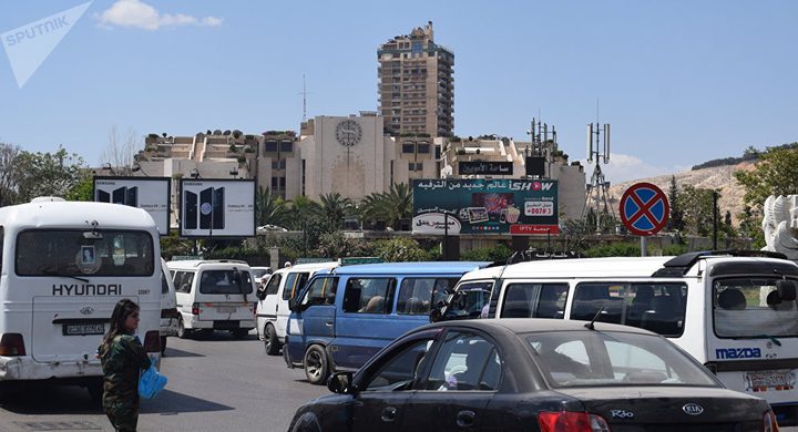 رجل سوري يحجز مكان في حافلة بطريقة عجيبة