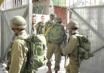 الاحتلال يعتقل فتاة ويغلق طرقا بالبلدة القديمة بالخليل