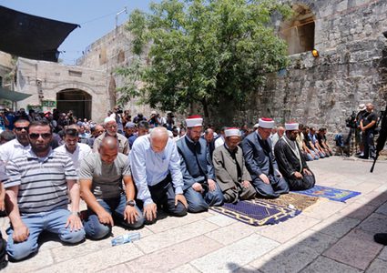المواطنون يؤدون صلاة العصر في بابي الأسباط و"الناظر"