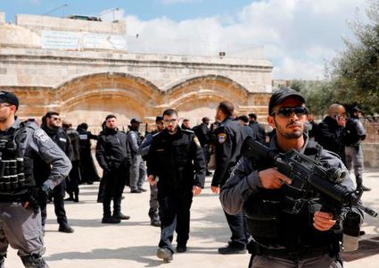 الاحتلال يغلق أبواب الأقصى ويعتقل 9مواطنين بينهم سيدتان