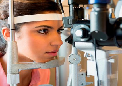 فحص للعين يكشف مرض الزهايمر