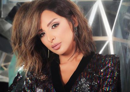 بعد سنوات من القطيعة.. والد أنغام يظهر معها