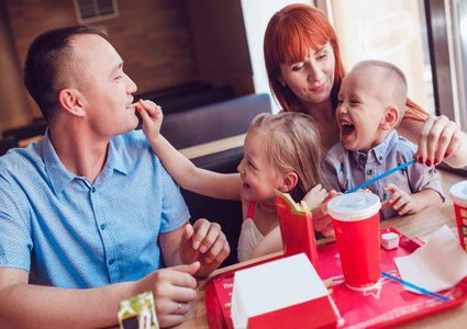 تعرف على خطر تناول الطعام خارج المنزل