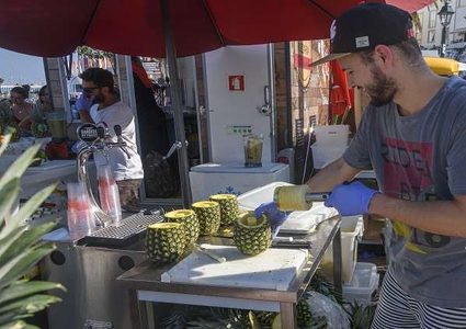 فيديو غريب عن فاكهة الأناناس يظهر الطريقة الصحيحة لتناولها!