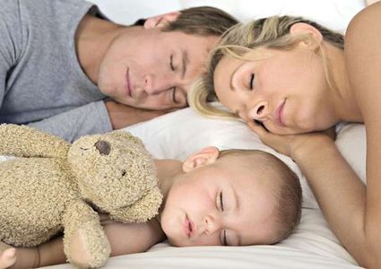 النوم مع طفلك على الأريكة قد يقتله!