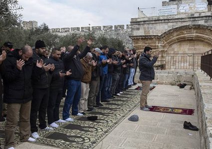 المقدسيون يُصلّون أمام أبواب الأقصى المغلقة