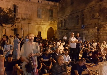 المقدسيون يؤدون صلاة الفجر برحاب الأقصى بعد إعادة فتح أبوابه