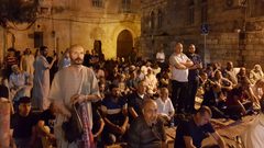 المقدسيون يؤدون صلاة الفجر برحاب الأقصى بعد إعادة فتح أبوابه