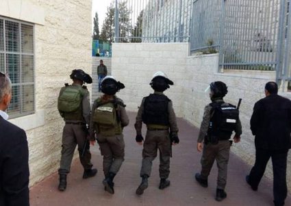 إصابة معلم وطلبة بالاختناق جراء اقتحام الاحتلال مدرسة الخليل