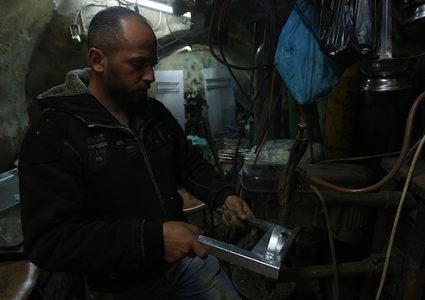 محل الحدادة الوحيد الصامد في البلدة القديمة بنابلس