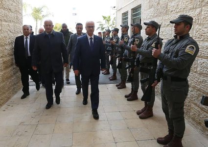 رئيس الوزراء د. رامي الحمدالله يزور مقري الأمن الوقائي والاستخبارات العسكرية