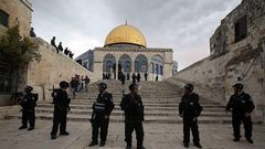 الاحتلال يبعد موظف أوقاف عن الأقصى ويفرض الحبس المنزلي على فتيين