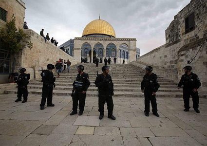 الاحتلال يبعد موظف أوقاف عن الأقصى ويفرض الحبس المنزلي على فتيين