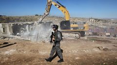 الاحتلال يهدم منزلين جنوب القدس