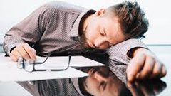 7 علامات خفية تكشف إصابتك بالنوم القهري