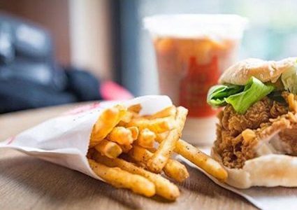 أسباب عدم الشعور بالشبع بعد تناول الوجبات السريعة