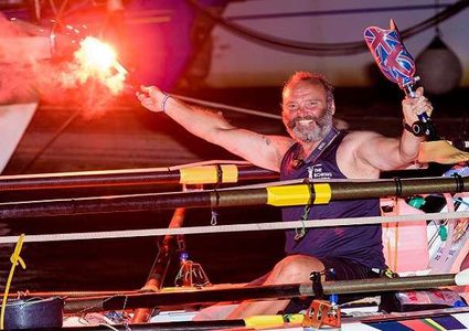 رجل يعبر المحيط الأطلسي ويحقق رقما قياسيا رغم الإعاقة!