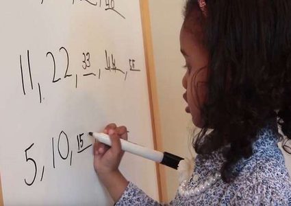 طفلة عبقرية عمرها أربع سنوات فقط