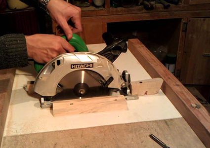 امرأة تقطع يدها بمنشار دائري لجمع أموال تأمين