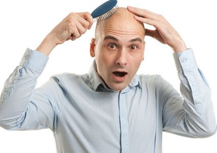 كيف يؤثر الصلع على الصحة النفسية للرجل؟