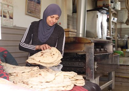 زوجة شهيد تتحدى الواقع.. وتقهر الظروف