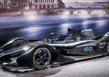 "مرسيدس" تكشف عن أول سيارة سباق كهربائية