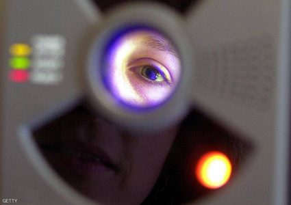 فحص للعين يكشف مرض الزهايمر