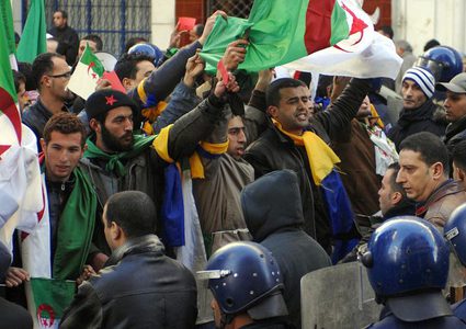 العمال الجزائري: على الرئيس أن يعيد الكلمة للشعب