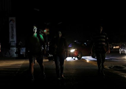 بعد أسبوع بلا كهرباء....استئناف العمل في فنزويلا