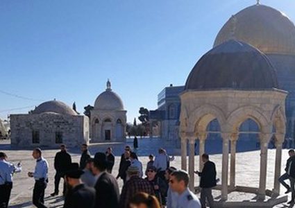 مستوطنون يتظاهرون أمام أحد أبواب القدس القديمة