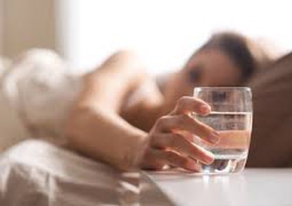 ما سبب جفاف الفم في الليل، وكيف تتغلب عليه؟