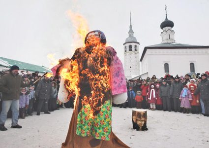 كرنفال "ماسلينيتسا"..روسيا تودع فصل الشتاء بطقوس غريبة!