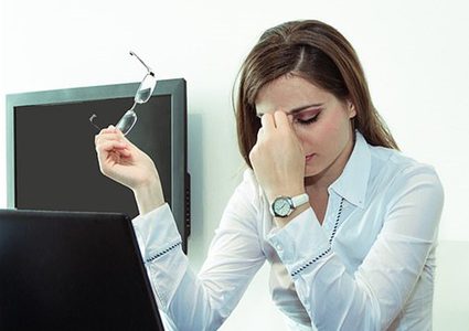 ما هي الأمور التي تصيب المرأة بالاكتئاب في العمل؟