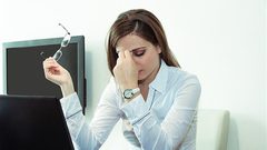 ما هي الأمور التي تصيب المرأة بالاكتئاب في العمل؟