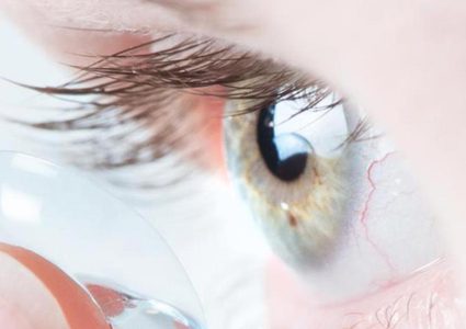 نصائح لارتداء العدسات اللاصقة خلال الربيع