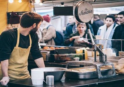 موظف متجر "يقضي" على أحد الزبائن بضربة واحدة!