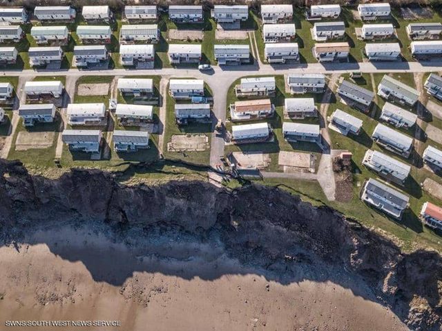 عشرات المنازل الفارهة في بريطانيا تواجه خطر الاندثار المفاجئ!